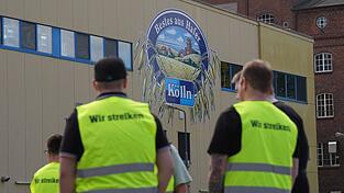 Besch&auml;ftigte von K&ouml;lln sammeln sich zu einer Streikkundgebung vor dem Werk.