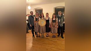 Zweiter Schützenmeister Adalbert Seiderer (v. l.), Erste Ritterin Waltraud Bergbauer, Schützenkönigin Julia Baumann, Schützenliesl Carolin Vogl, Zweite Ritterin Heike Liebl und Erster Schützenmeister Josef Vogl Zweiter Schützenmeister Adalbert Seiderer (v. l.), Erste Ritterin Waltraud Bergbauer, Schützenkönigin Julia Baumann, Schützenliesl Carolin Vogl, Zweite Ritterin Heike Liebl und Erster Schützenmeister Josef Vogl