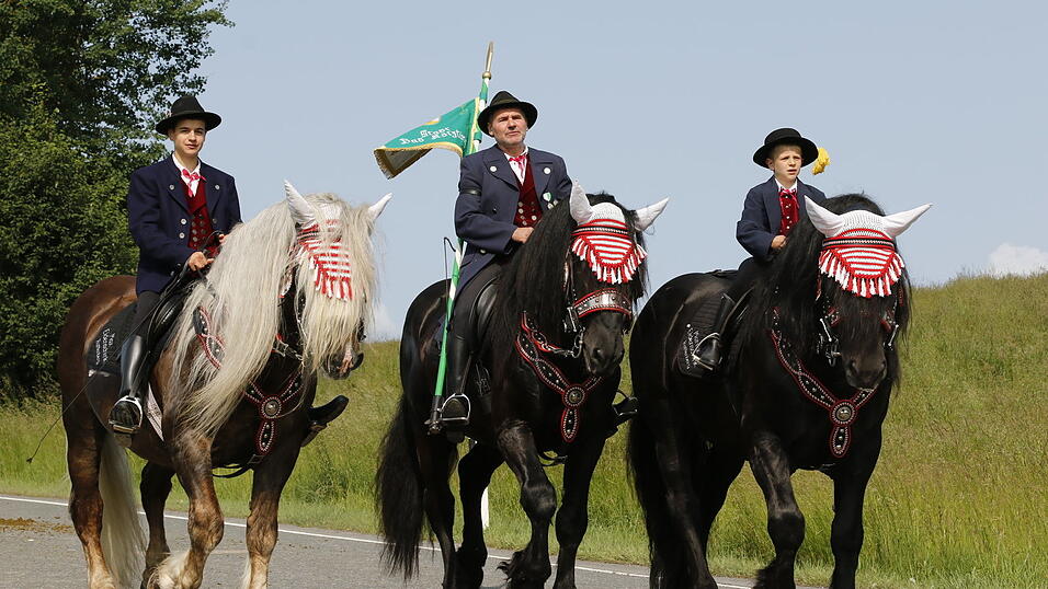 Bei angenehmen Temperaturen zogen die Pfingstreiter durch das Zellertal nach Steinbühl. Bei angenehmen Temperaturen zogen die Pfingstreiter durch das Zellertal nach Steinbühl.