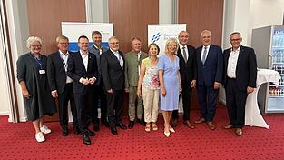 Das Präsidium des bayerischen Bezirketags mit Präsident Franz Löffler (3.v.r.), der bayerischen Sozialministerin Ulrike Scharf (4.v.r.) sowie dem bayerischen Innenminister Joachim Herrmann (2.v.r.)