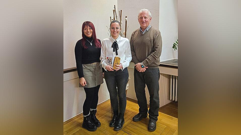 Bürgermeisterin Heike Fries, Nachrückerin Bianca Amann (Mitte) und dritter Bürgermeister Hans Stangl. Bürgermeisterin Heike Fries, Nachrückerin Bianca Amann (Mitte) und dritter Bürgermeister Hans Stangl.