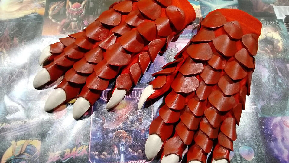 Die H&auml;nde des Anzugs.