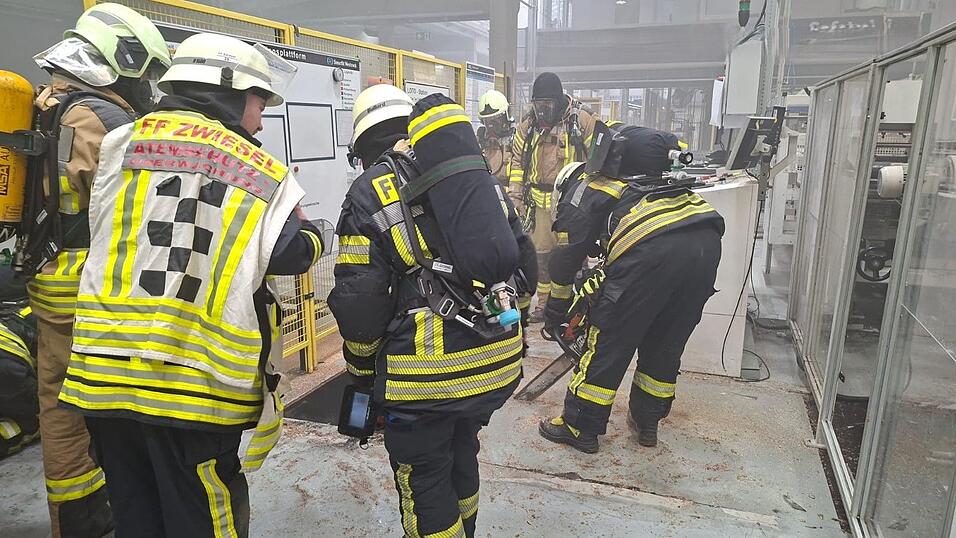 Ein Gro&szlig;aufgebot der Feuerwehr r&uuml;ckte am Mittwochvormittag zu einem Brand in einem Zwieseler Industriebetrieb aus.