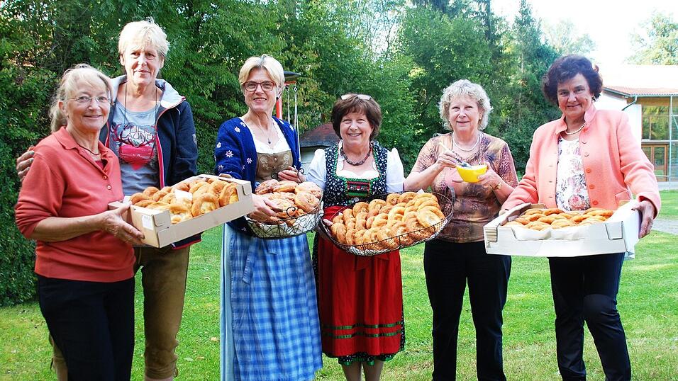 Sie gehören zu den Gründern des Kulturkreises (v.l.): Irene Kattner, Petra Fuhr-Kraus, Angelika Antony, Elfriede Haslauer, Theolinde Baumer und Birgit Rappold. Beim ersten Kirta- Fest wurden 100 Kiache gebacken, jetzt benötigt man die dreifache Menge. Sie gehören zu den Gründern des Kulturkreises (v.l.): Irene Kattner, Petra Fuhr-Kraus, Angelika Antony, Elfriede Haslauer, Theolinde Baumer und Birgit Rappold. Beim ersten Kirta- Fest wurden 100 Kiache gebacken, jetzt benötigt man die dreifache Menge.