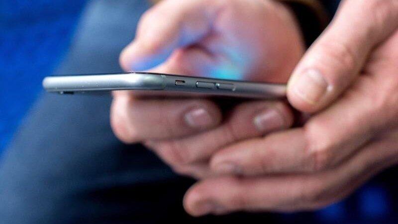 Eine regelrechte Smartphone-Sammlung haben Polizeibeamte bei zwei Bewohnern der Asylunterkunft in Aham sichergestellt. (Symbolbild)