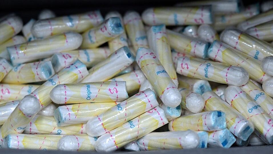Auf einer Toilette an der Universität Jena gibt es sie bereits: kostenlose Tampons.