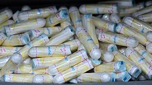 Auf einer Toilette an der Universität Jena gibt es sie bereits: kostenlose Tampons.