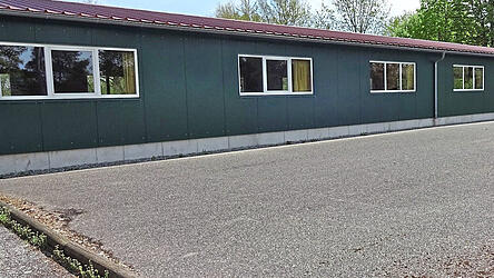 Die Stockhalle mit den drei Asphaltplätzen davor. Dort kann auch im Sommer der Schießbetrieb stattfinden.