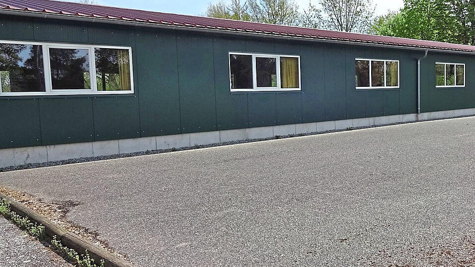 Die Stockhalle mit den drei Asphaltplätzen davor. Dort kann auch im Sommer der Schießbetrieb stattfinden. Die Stockhalle mit den drei Asphaltplätzen davor. Dort kann auch im Sommer der Schießbetrieb stattfinden.