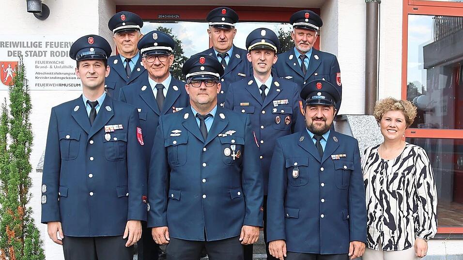 Die Führungsmannschaft der Feuerwehr Roding für die kommenden sechs Jahre (vorne von links): dritter Kommandant Florian Schweiger, Kommandant Alexander Tag und zweiter Kommandant Tobias Hartl. Norbert Stuiber und Franz Groß (hinten von rechts) schieden nach jeweils 24 Jahren im Dienst als stellvertretende Kommandanten aus. Die Führungsmannschaft der Feuerwehr Roding für die kommenden sechs Jahre (vorne von links): dritter Kommandant Florian Schweiger, Kommandant Alexander Tag und zweiter Kommandant Tobias Hartl. Norbert Stuiber und Franz Groß (hinten von rechts) schieden nach jeweils 24 Jahren im Dienst als stellvertretende Kommandanten aus.
