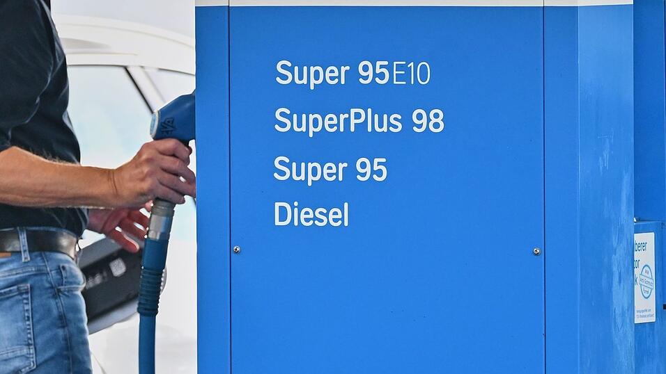 Hohe Energiepreise, zum Beispiel für Kraftstoffe, belasten seit Monaten die Kassen der privaten Haushalte in Deutschland. (Archivbild) Hohe Energiepreise, zum Beispiel für Kraftstoffe, belasten seit Monaten die Kassen der privaten Haushalte in Deutschland. (Archivbild)