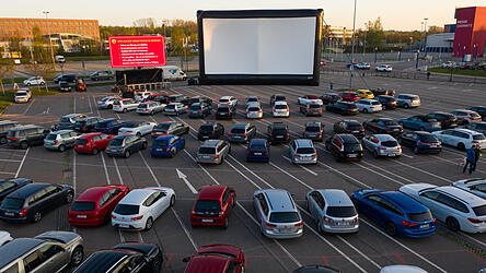 Bald ein gewohntes Bild in der Region? Motorisierte Filmfreunde warten in einem Autokino in Chemnitz.