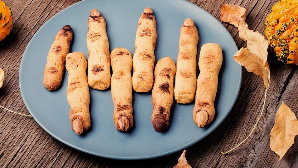 Igitt! Diese Finger sehen nicht wirklich appetitlich aus! Die gruseligen Hexen- oder Zombiefinger-Kekse können ganz leicht aus Mürbeteig gebacken werden. Sozusagen im Handumdrehen. Der Fingernagel ist eine essbare Mandel.
