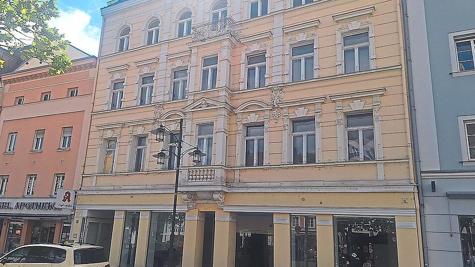 Eines der prachtvollsten Gebäude in der Deggendorfer Innenstadt steht seit 2017 leer. Am Donnerstagabend präsentieren sich dort sechs Mitglieder des MeetUp-Netzwerks rund um Madeleine Maierhofer. Eines der prachtvollsten Gebäude in der Deggendorfer Innenstadt steht seit 2017 leer. Am Donnerstagabend präsentieren sich dort sechs Mitglieder des MeetUp-Netzwerks rund um Madeleine Maierhofer.