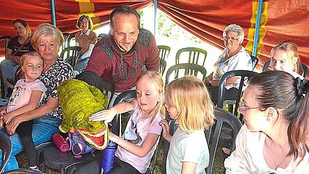 Mit dem Krokodil ging Eugen Tränkler unter das Publikum, um den Kindern die Angst zu nehmen.