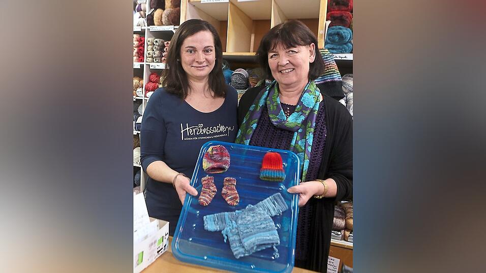 Sandra Akyildiz (links) und Angelika Stenzenberger-Rusch mit der extra handgearbeiteten Kleidung für Frühchen. Sandra Akyildiz (links) und Angelika Stenzenberger-Rusch mit der extra handgearbeiteten Kleidung für Frühchen.