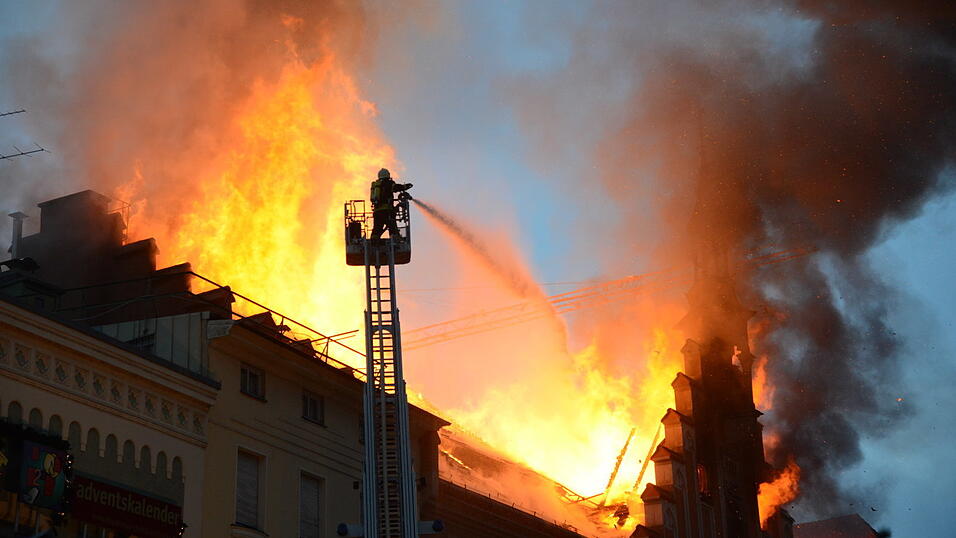 Dieser Feuerwehrler versuchte, von der Drehleiter aus Schlimmeres zu verhindern.