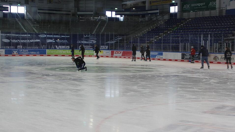 Michael Hermann &uuml;bt auf der Mitte der Fl&auml;che seinen Breakdance-Eislauf.