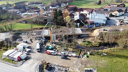 340 Kubikmeter Beton und zig Tonnen Stahl wurden in den 40 Meter langen Brücken-Überbau verbaut.