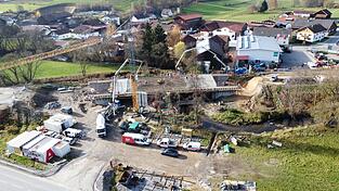 340 Kubikmeter Beton und zig Tonnen Stahl wurden in den 40 Meter langen Brücken-Überbau verbaut.