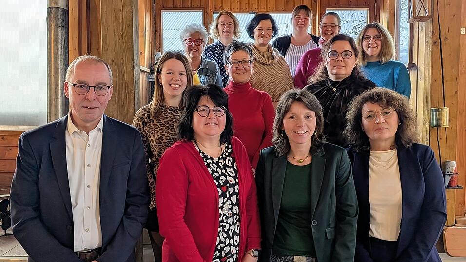 Diana Königer (vorne, 2. v. r.), Martina Jester (vorne, 2. v. l.) und Miriam Messink (vorne, r.) sind auf den ersten drei Listenplätzen von „Gemeinsam.Gemeinde“. Die Versammlung fasste auch den Beschluss, den amtierenden Bürgermeister Martin Hiergeist zu unterstützen.