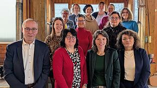 Diana Königer (vorne, 2. v. r.), Martina Jester (vorne, 2. v. l.) und Miriam Messink (vorne, r.) sind auf den ersten drei Listenplätzen von „Gemeinsam.Gemeinde“. Die Versammlung fasste auch den Beschluss, den amtierenden Bürgermeister Martin Hiergeist zu unterstützen. Diana Königer (vorne, 2. v. r.), Martina Jester (vorne, 2. v. l.) und Miriam Messink (vorne, r.) sind auf den ersten drei Listenplätzen von „Gemeinsam.Gemeinde“. Die Versammlung fasste auch den Beschluss, den amtierenden Bürgermeister Martin Hiergeist zu unterstützen.