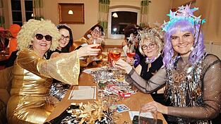 Ein Prosit auf die närrische Zeit: Die fantasievoll kostümierten Damen genossen die ausgelassene Stimmung. Ein Prosit auf die närrische Zeit: Die fantasievoll kostümierten Damen genossen die ausgelassene Stimmung.