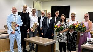 Sie freuen sich über die gelungene Eröffnung (v.l.): Geschäftsleiter Thomas Degenhardt, Lukas Urban (Staatliches Bauamt Passau), Robert Brunner (Architekt), Sebastian Philipp (Staatliches Bauamt Passau), Amtsgerichtsdirektor Roland Saller, Direktor a. D. Johann Zankl, Elisabeth Langwieser (Architektur), Sigrid Weiß und Christine Kölbl. Sie freuen sich über die gelungene Eröffnung (v.l.): Geschäftsleiter Thomas Degenhardt, Lukas Urban (Staatliches Bauamt Passau), Robert Brunner (Architekt), Sebastian Philipp (Staatliches Bauamt Passau), Amtsgerichtsdirektor Roland Saller, Direktor a. D. Johann Zankl, Elisabeth Langwieser (Architektur), Sigrid Weiß und Christine Kölbl.