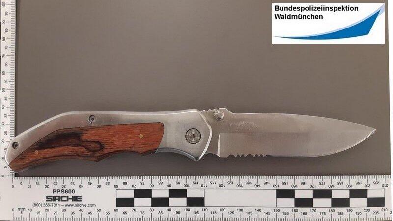 Das sichergestellte Einhandmesser.