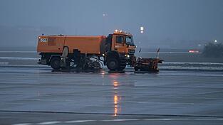 Am Berliner Flughafen BER kam es wegen Blitzeis zu mehrst&uuml;ndigen Versp&auml;tungen und Ausf&auml;llen.