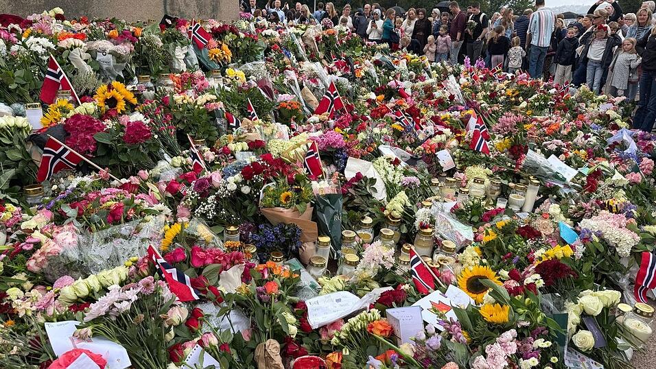 Ein Blumenmeer säumt den Schlossplatz in Oslo nach dem Tod des norwegischen Monarchen. Ein Blumenmeer säumt den Schlossplatz in Oslo nach dem Tod des norwegischen Monarchen.
