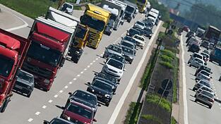 Leider fast schon ein alltägliches Bild auf der Autobahn A3 in Ostbayern. Auch am Montag bildete sich nach einem Unfall auf Höhe Kirchroth wieder ein kilometerlanger Stau. (Symbolbild)