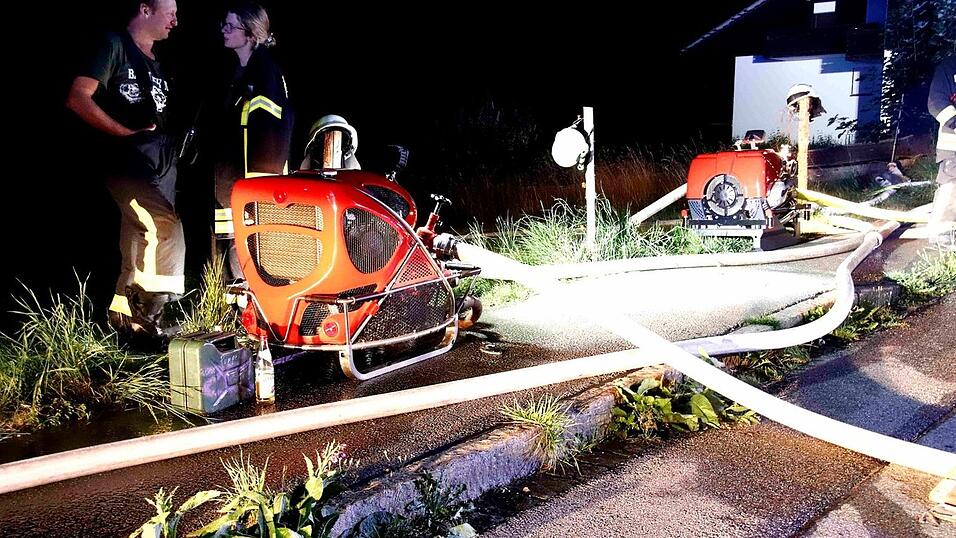Wichtigstes Ziel der rund 400 Einsatzkräfte vor Ort war es, ein Übergreifen der Flammen auf den Wald zu verhindern - bislang sieht es danach aus, als wäre dies gelungen. Wichtigstes Ziel der rund 400 Einsatzkräfte vor Ort war es, ein Übergreifen der Flammen auf den Wald zu verhindern - bislang sieht es danach aus, als wäre dies gelungen.