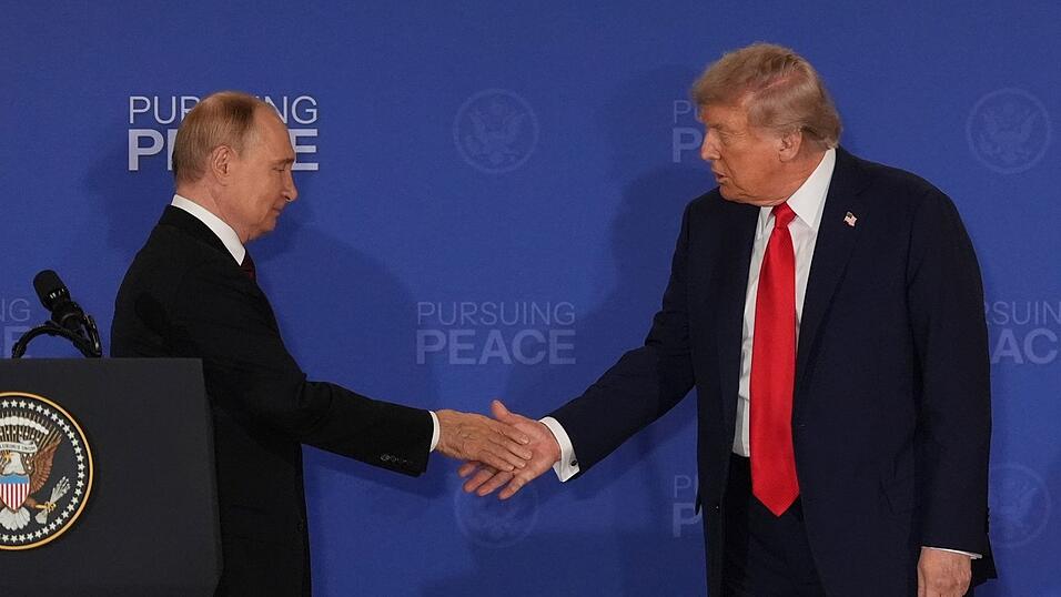 Putin (l) und Trump sehen den US-Plan an Grundlage f&uuml;r ein Ende des Ukraine-Kriegs. (Archivbild)