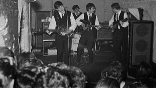Hinterher ist man kl&uuml;ger: Beim Vorspielen der Beatles lehnte Decca 1962 einen Plattenvertrag ab, weil Gitarrengruppen &bdquo;nicht mehr in Mode&ldquo; w&auml;ren. EMI sah das anders, der Rest ist Geschichte.