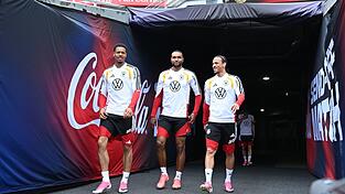 Leroy Sané (r) steht bei der WM-Generalprobe gegen die USA ebenso in der Startelf wie Felix Nmecha (l) und Jonathan Tah. Leroy Sané (r) steht bei der WM-Generalprobe gegen die USA ebenso in der Startelf wie Felix Nmecha (l) und Jonathan Tah.