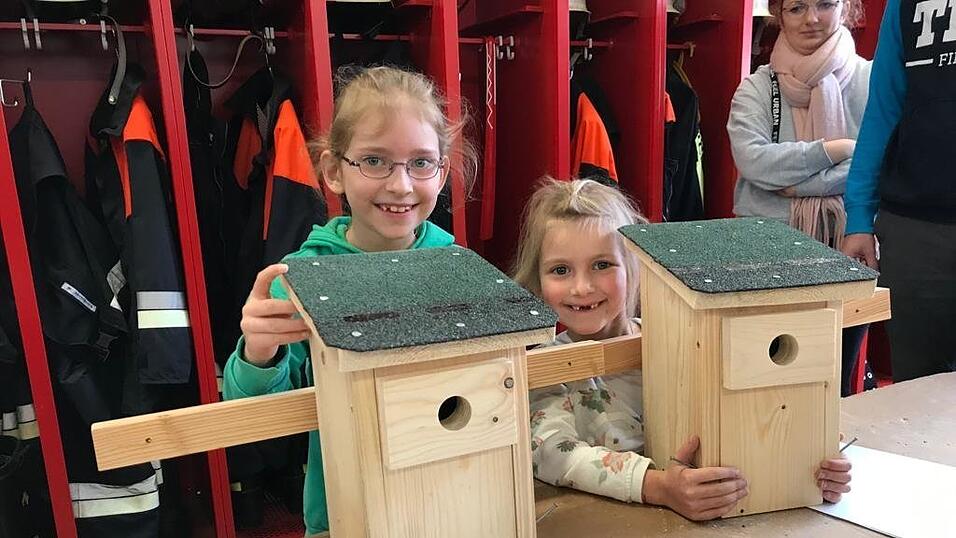 Stolz wird der selbstgebaute Nistkasten gezeigt.
