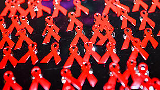 Eine rote Schleife ist mittlerweile das Symbol für die Krankheit Aids.