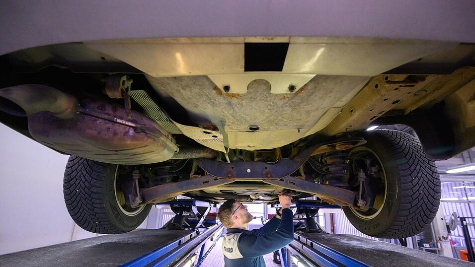 Dominik M&uuml;ller, Sachverst&auml;ndiger vom T&uuml;v Nord, &uuml;berpr&uuml;ft bei einer Hauptuntersuchung (HU) einen PKW.