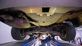 Dominik M&uuml;ller, Sachverst&auml;ndiger vom T&uuml;v Nord, &uuml;berpr&uuml;ft bei einer Hauptuntersuchung (HU) einen PKW.