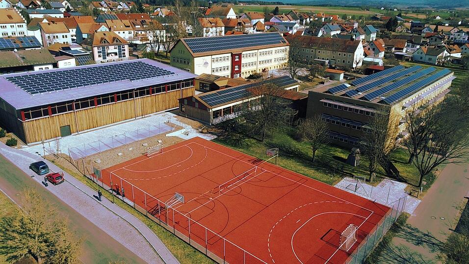 Das Rötzer Schulzentrum: In der Mitte die Grundschule, die in diesen Ferien umgebaut wird, damit der Verwaltungsbau (mittig davor) frei wird. Oben links ist die Schulsporthalle und davor der oft genutzte Allwettersportplatz. Problem ist das große Mittelschulgebäude (rechts). Das Rötzer Schulzentrum: In der Mitte die Grundschule, die in diesen Ferien umgebaut wird, damit der Verwaltungsbau (mittig davor) frei wird. Oben links ist die Schulsporthalle und davor der oft genutzte Allwettersportplatz. Problem ist das große Mittelschulgebäude (rechts).