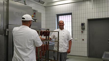 Zum zweiten Mal hat Michael Kötterl (rechts) mit seinen vier Mitarbeitern Salami hergestellt. Einer von ihnen ist Peter (Name von der Redaktion geändert), der bereits zum zweiten Mal in der Straubinger JVA sitzt.