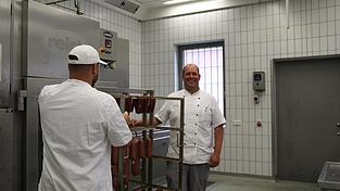 Zum zweiten Mal hat Michael Kötterl (rechts) mit seinen vier Mitarbeitern Salami hergestellt. Einer von ihnen ist Peter (Name von der Redaktion geändert), der bereits zum zweiten Mal in der Straubinger JVA sitzt.