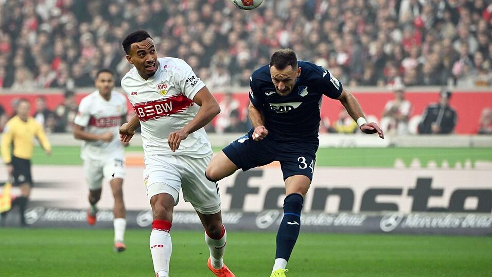 VfB-Profi Jamie Leweling scheiterte in H&auml;lfte eins mit einem Distanzschuss.