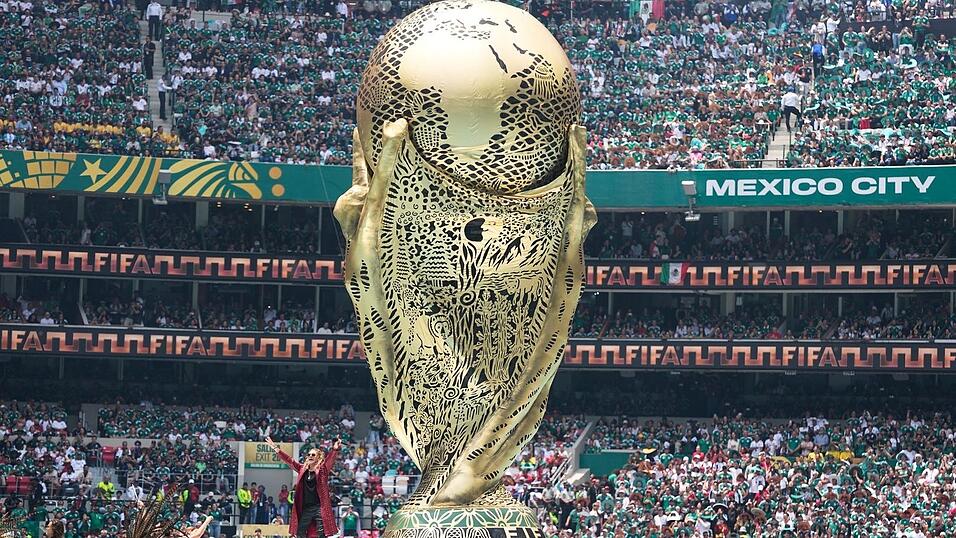 Ein überdimensionaler WM-Pokal wurde enthüllt. Ein überdimensionaler WM-Pokal wurde enthüllt.
