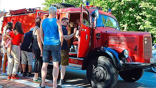 Steter Andrang herrschte bei der Fahrt mit dem Feuerwehrauto-Oldtimer.