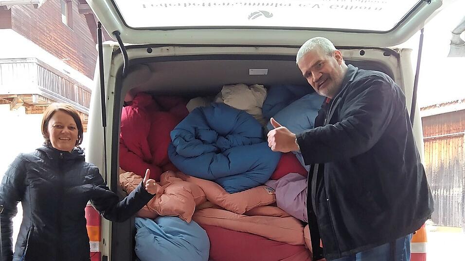 Karin Grundner und Rüdiger Müller freuten sich im Februar über die gelungene Federbetten-Sammelaktion Karin Grundner und Rüdiger Müller freuten sich im Februar über die gelungene Federbetten-Sammelaktion