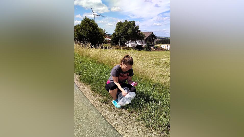 Am Stra&szlig;enrand waren neben einer Tempoverpackung vor allem Zigarettenstummel Anna-Lenas Beute.