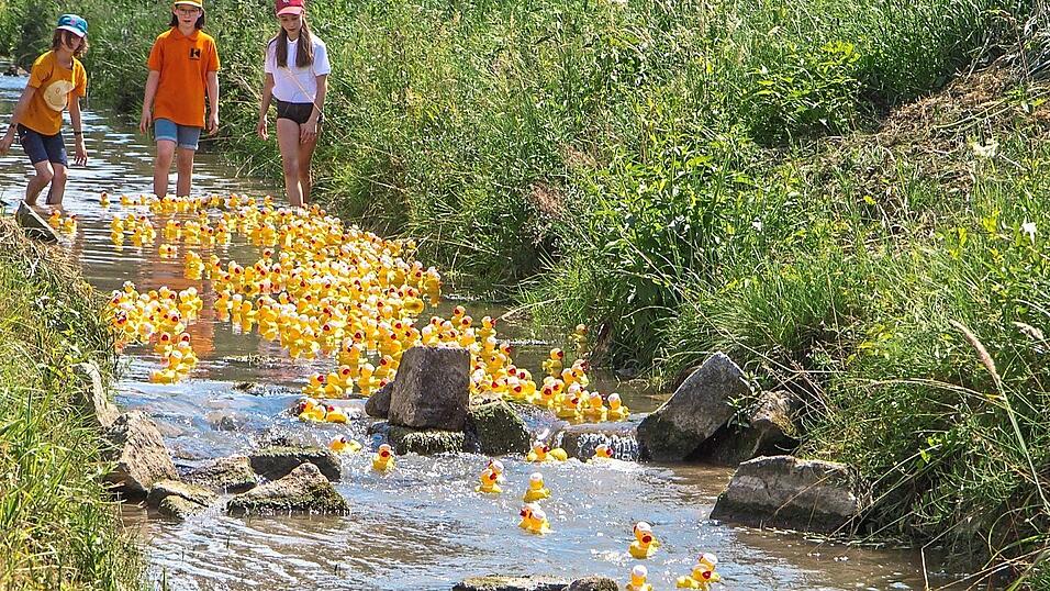 Die drei „Treiber“ der Kolpingjugend sorgten dafür, dass keine Ente verloren ging.