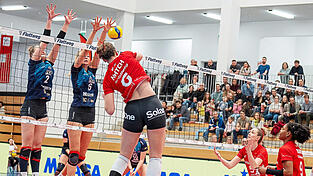 Mit ganz viel Augenma&szlig;: Raben-Diagonalangreiferin Annie Hatch (im roten Leiberl) schlug den Ball bisweilen sehr pr&auml;zise am VCO-Doppelblock vorbei - und durfte sich am Sonntagabend &uuml;ber ein nahezu perfektes Wochenende freuen.